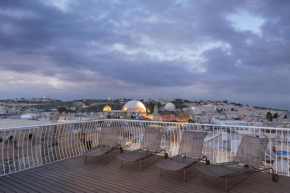 Old City Luxury Duplex with Rooftop by FeelHome
